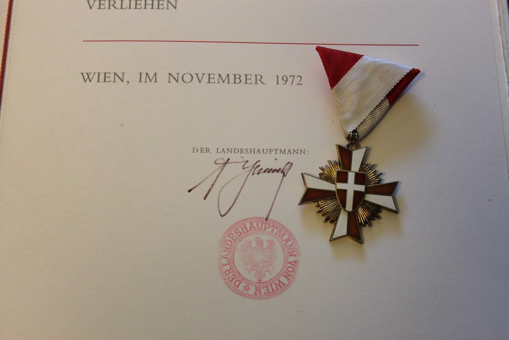 Goldenes Verdienstzeichen Land Wien mit Urkunde 1972 Slavik – Bild 3