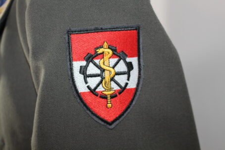 Vizeleutnant, Versorgertruppe (Rock, Hose, Gürtel, Schirmmütze und Wintermantel) – Bild 3