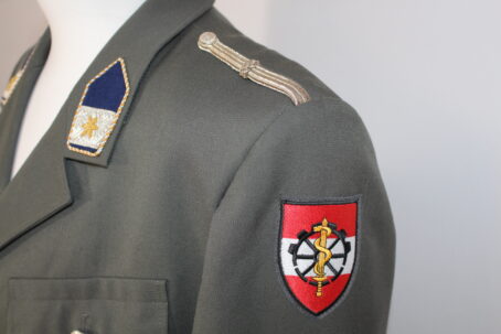 Vizeleutnant, Versorgertruppe, (Rock, Hose, Schirmmütze und Staubmantel) – Bild 3