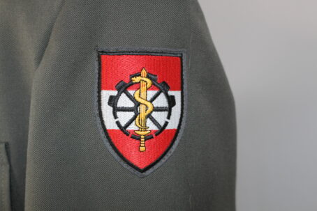 Vizeleutnant, Versorgertruppe, (Rock, Hose, Schirmmütze und Staubmantel) – Bild 4