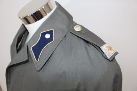 Vizeleutnant, Versorgertruppe, (Rock, Hose, Schirmmütze und Staubmantel) – Bild 10