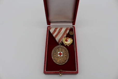 Rot Kreuz Gruppe mit Verdienstkreuz 1. Klasse – Bild 4