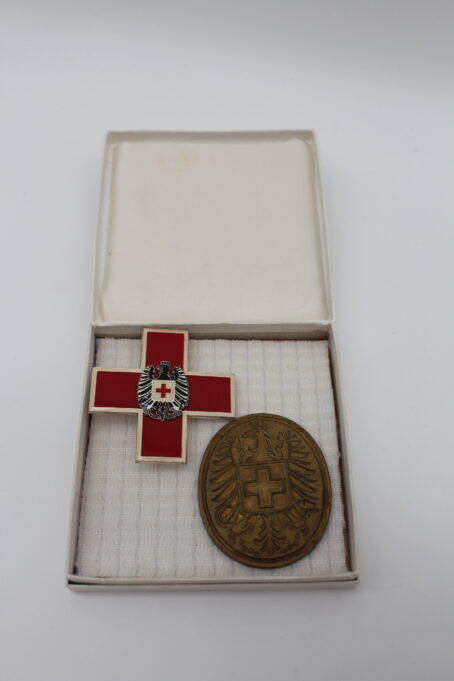 Rot Kreuz Gruppe mit Verdienstkreuz 1. Klasse – Bild 25