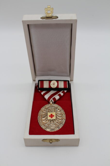 Rot Kreuz Gruppe mit Verdienstkreuz 1. Klasse – Bild 35