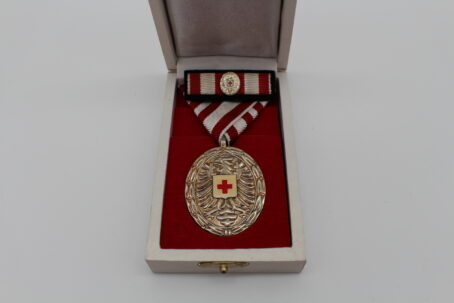 Rot Kreuz Gruppe mit Verdienstkreuz 1. Klasse – Bild 36