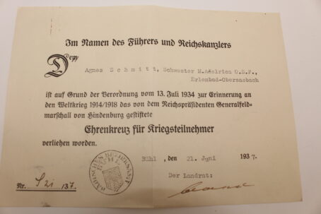 Deutsches Reich, Ehrenkreuz für Kriegsteilnehmer mit Urkunde für eine Schwester – Bild 2