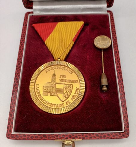 Goldene Verdienstmedaille mit Miniatur, Europastadt St. Pölten – Bild 2