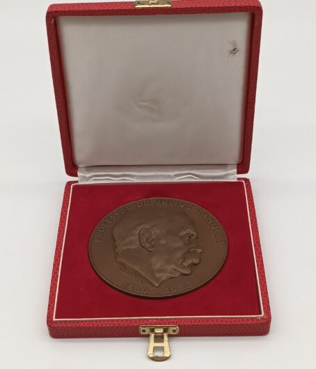 Bronzemedaille auf Dr. Julius Tandler, Auszeichnung der Stadt Wien