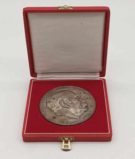 Silbermedaille auf Dr. Julius Tandler, Auszeichnung der Stadt Wien. II. Klasse für Helfer