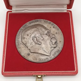 Silbermedaille auf Dr. Julius Tandler, Auszeichnung der Stadt Wien. II. Klasse für Helfer