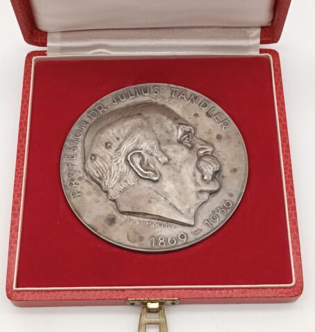 Silbermedaille auf Dr. Julius Tandler, Auszeichnung der Stadt Wien. II. Klasse für Helfer – Bild 2