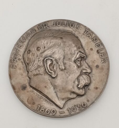 Silbermedaille auf Dr. Julius Tandler, Auszeichnung der Stadt Wien. II. Klasse für Helfer – Bild 5