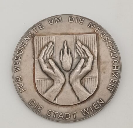 Silbermedaille auf Dr. Julius Tandler, Auszeichnung der Stadt Wien. II. Klasse für Helfer – Bild 6
