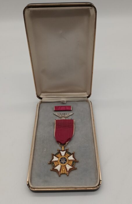 USA Legion Of Merit Merit Medal im Etui, Etui etwas locker