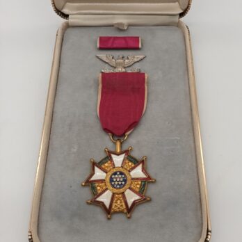 USA Legion Of Merit Merit Medal im Etui, Etui etwas locker