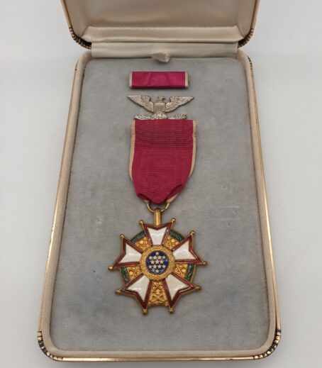 USA Legion Of Merit Merit Medal im Etui, Etui etwas locker – Bild 2