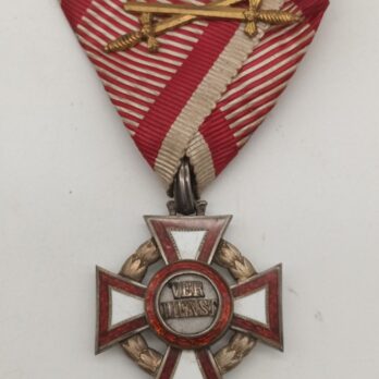 Militärverdienstkreuz 3. Klasse mit KD, Hersteller VM, mit Gold KD Auflage