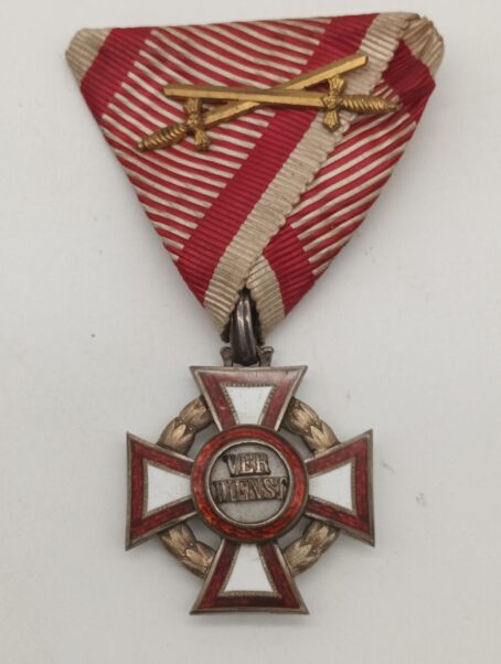 Militärverdienstkreuz 3. Klasse mit KD, Hersteller VM, mit Gold KD Auflage