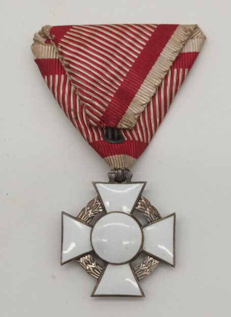 Militärverdienstkreuz 3. Klasse mit KD, Hersteller VM, mit Gold KD Auflage – Bild 4