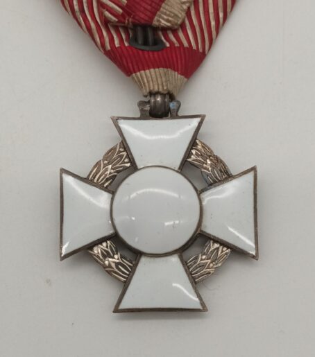 Militärverdienstkreuz 3. Klasse mit KD, Hersteller VM, mit Gold KD Auflage – Bild 3