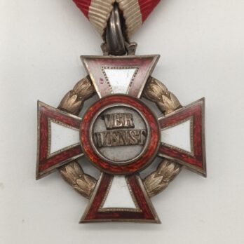 Militärverdienstkreuz 3. Klasse mit KD, Hersteller VM, mit Gold KD Auflage