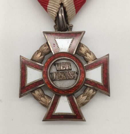 Militärverdienstkreuz 3. Klasse mit KD, Hersteller VM, mit Gold KD Auflage – Bild 2