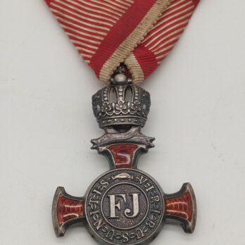 Silbernes Verdienstkreuz mit der Krone, Hersteller Kunz, im Ring punziert