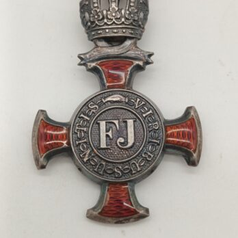 Silbernes Verdienstkreuz mit der Krone, Hersteller Kunz, im Ring punziert