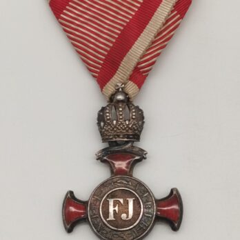 Silbernes Verdienstkreuz mit der Krone, Hersteller V.Mayer, im Ring punziert