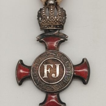 Silbernes Verdienstkreuz mit der Krone, Hersteller V.Mayer, im Ring punziert