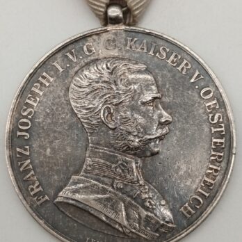 Große Silberne Tapferkeitsmedaille 1. Klasse Kaiser Franz Josef mit Schwerter am Band, Silber Punze „A“ am Rand