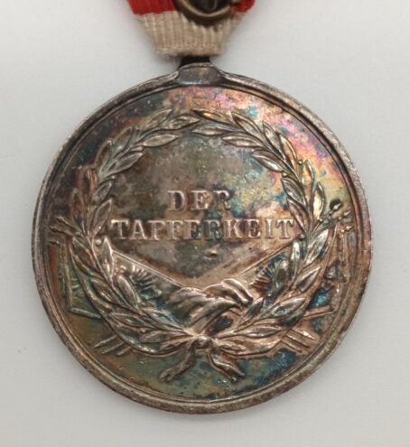 Kleine Silberne Tapferkeitsmedaille 2. Klasse Kaiser Franz Josef, Silber Punze „A“ am Rand – Bild 3