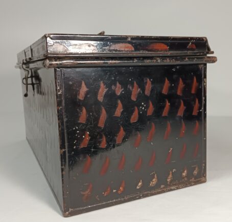 England um 1900, Zweispitz, Epauletten und Koppel eines Marine Offiziers im Metall Koffer, weiters im Innenteil Knöpfe und Dienstgrade für das Hemd. Schöne Gruppe eines Offiziers. – Bild 6