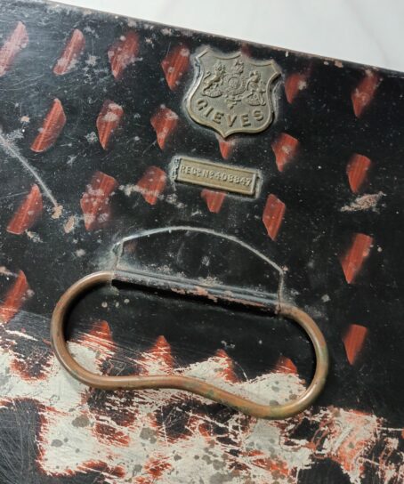 England um 1900, Zweispitz, Epauletten und Koppel eines Marine Offiziers im Metall Koffer, weiters im Innenteil Knöpfe und Dienstgrade für das Hemd. Schöne Gruppe eines Offiziers. – Bild 8