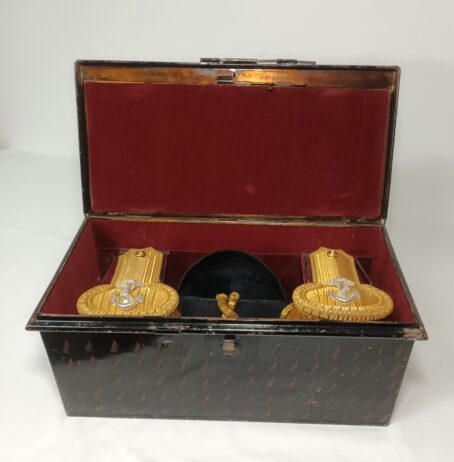 England um 1900, Zweispitz, Epauletten und Koppel eines Marine Offiziers im Metall Koffer, weiters im Innenteil Knöpfe und Dienstgrade für das Hemd. Schöne Gruppe eines Offiziers. – Bild 9