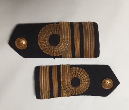 England um 1900, Zweispitz, Epauletten und Koppel eines Marine Offiziers im Metall Koffer, weiters im Innenteil Knöpfe und Dienstgrade für das Hemd. Schöne Gruppe eines Offiziers. – Bild 18
