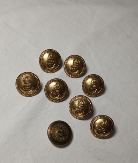 England um 1900, Zweispitz, Epauletten und Koppel eines Marine Offiziers im Metall Koffer, weiters im Innenteil Knöpfe und Dienstgrade für das Hemd. Schöne Gruppe eines Offiziers. – Bild 17