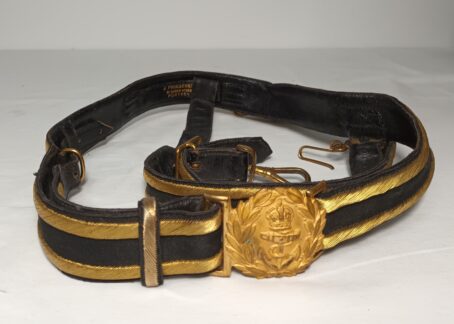 England um 1900, Zweispitz, Epauletten und Koppel eines Marine Offiziers im Metall Koffer, weiters im Innenteil Knöpfe und Dienstgrade für das Hemd. Schöne Gruppe eines Offiziers. – Bild 20