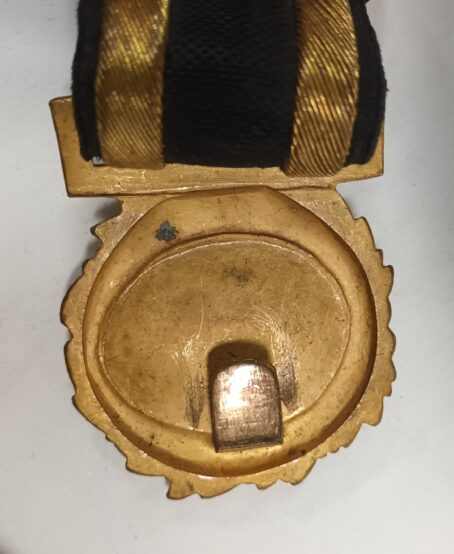 England um 1900, Zweispitz, Epauletten und Koppel eines Marine Offiziers im Metall Koffer, weiters im Innenteil Knöpfe und Dienstgrade für das Hemd. Schöne Gruppe eines Offiziers. – Bild 22