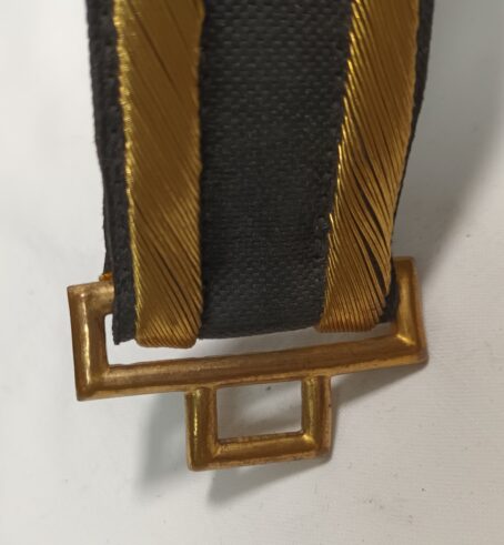 England um 1900, Zweispitz, Epauletten und Koppel eines Marine Offiziers im Metall Koffer, weiters im Innenteil Knöpfe und Dienstgrade für das Hemd. Schöne Gruppe eines Offiziers. – Bild 23