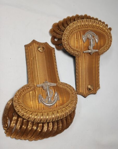 England um 1900, Zweispitz, Epauletten und Koppel eines Marine Offiziers im Metall Koffer, weiters im Innenteil Knöpfe und Dienstgrade für das Hemd. Schöne Gruppe eines Offiziers. – Bild 29