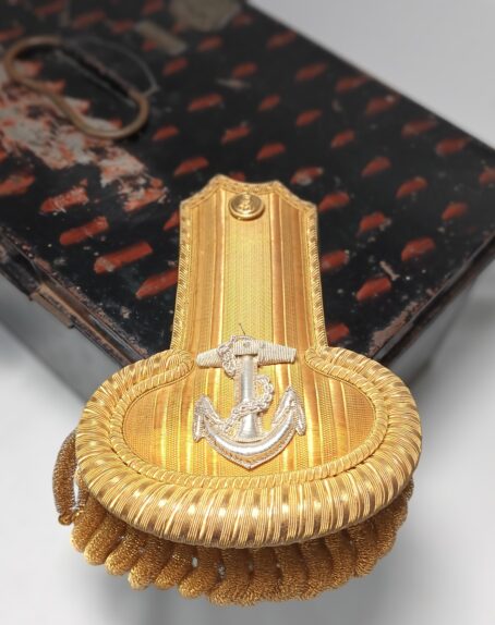England um 1900, Zweispitz, Epauletten und Koppel eines Marine Offiziers im Metall Koffer, weiters im Innenteil Knöpfe und Dienstgrade für das Hemd. Schöne Gruppe eines Offiziers. – Bild 30