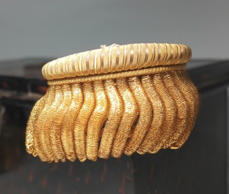 England um 1900, Zweispitz, Epauletten und Koppel eines Marine Offiziers im Metall Koffer, weiters im Innenteil Knöpfe und Dienstgrade für das Hemd. Schöne Gruppe eines Offiziers. – Bild 31