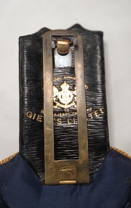 England um 1900, Zweispitz, Epauletten und Koppel eines Marine Offiziers im Metall Koffer, weiters im Innenteil Knöpfe und Dienstgrade für das Hemd. Schöne Gruppe eines Offiziers. – Bild 33