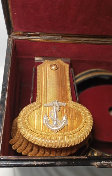 England um 1900, Zweispitz, Epauletten und Koppel eines Marine Offiziers im Metall Koffer, weiters im Innenteil Knöpfe und Dienstgrade für das Hemd. Schöne Gruppe eines Offiziers. – Bild 35