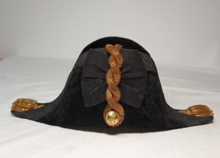 England um 1900, Zweispitz, Epauletten und Koppel eines Marine Offiziers im Metall Koffer, weiters im Innenteil Knöpfe und Dienstgrade für das Hemd. Schöne Gruppe eines Offiziers. – Bild 36