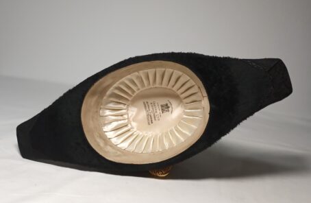 England um 1900, Zweispitz, Epauletten und Koppel eines Marine Offiziers im Metall Koffer, weiters im Innenteil Knöpfe und Dienstgrade für das Hemd. Schöne Gruppe eines Offiziers. – Bild 44