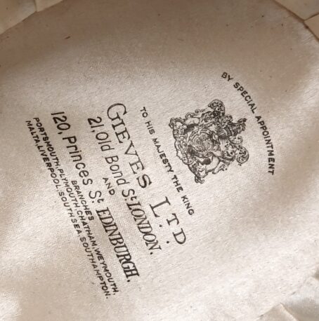England um 1900, Zweispitz, Epauletten und Koppel eines Marine Offiziers im Metall Koffer, weiters im Innenteil Knöpfe und Dienstgrade für das Hemd. Schöne Gruppe eines Offiziers. – Bild 42