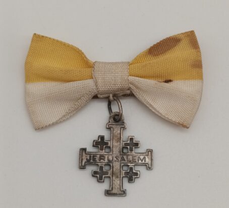 Jerusalem Kreuz mit gelber Damen Masche (Miniatur) – Bild 3