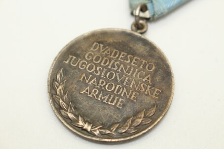 Jugoslawien Medaille 20. Jahrestag der Volksarmee 1941 - 1961 – Bild 4